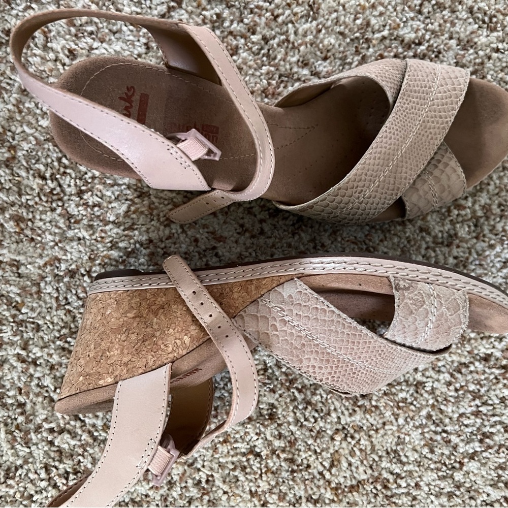 Clarks Women's tan wedges